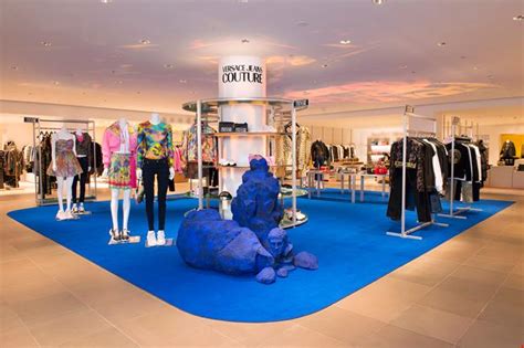 Versace jeans couture apre un pop